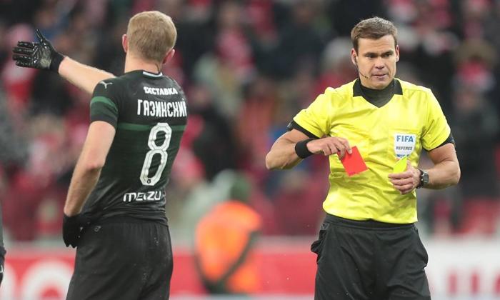 De ce există cartonașele galbene și roșii în fotbal?