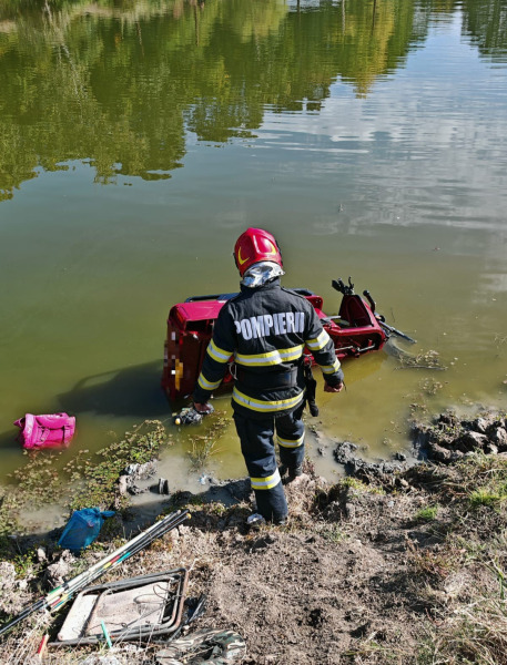 Doi vârstnici au ajuns cu tricicleta electrică într-un canal, la Călugăreni